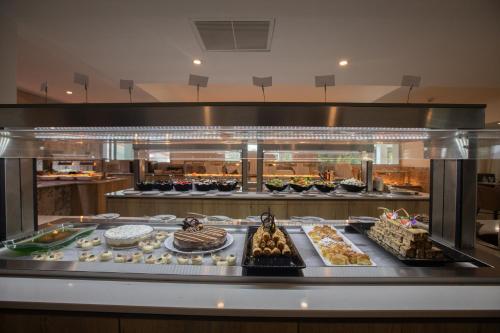 Makanan di atau berdekatan hotel