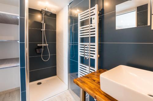 une salle de bain avec douche et lavabo dans l'établissement Captain Kerino - Duplex vue mer, à Vannes