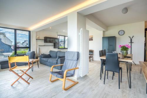 un salon avec un canapé, une table et des chaises dans l'établissement Captain Kerino - Duplex vue mer, à Vannes