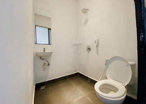 een badkamer met toilet en wastafel bij Escotel Vanili Guest House in Canggu