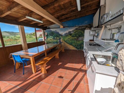 Kuchyň nebo kuchyňský kout v ubytování Albergue El Alfar/Pilgrim Hostel