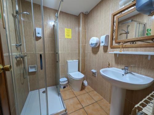 Koupelna v ubytování Albergue El Alfar/Pilgrim Hostel