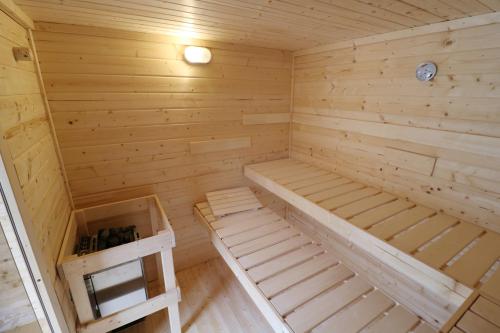 姆根布朗Fewo "am Mühlenbach" im Haus Hohfels, 2 Schlafzimmer, Todtnau-Muggenbrunn, Hochschwarzwald的配有2张双层床的木制桑拿浴室