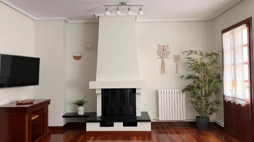 a living room with a fireplace and a tv at Duplex 122m2, 4 dormitorios, 2 baños completos, Wifi 1GB in Mundaka