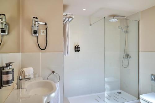 a bathroom with a shower and a sink at Hesperia Barcelona Barri Gòtic in Barcelona