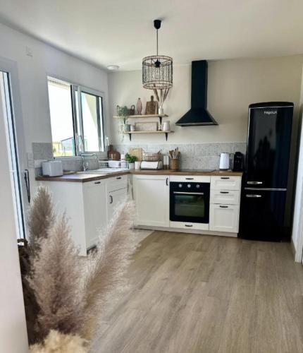 Photo de la galerie de l'établissement La Villa Bohème - 6 personnes, Piscine chauffée, 10 min des plages, à Le Bernard