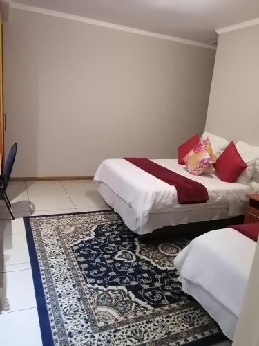Ένα ή περισσότερα κρεβάτια σε δωμάτιο στο ROYAL LODGE