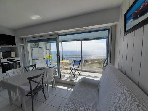 un salon avec vue sur l'océan dans l'établissement Studio face mer avec balcon-véranda, parking privé, criques à proximité, accueil petits chiens - FR-1-324-32, à Saint-Hilaire-de-Riez