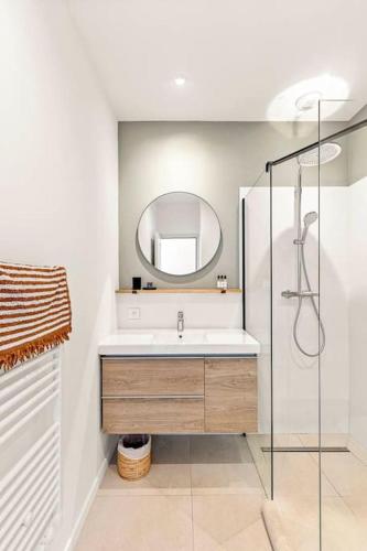 une salle de bain avec un lavabo et un miroir dans l'établissement Villa A Grana, à Zonza