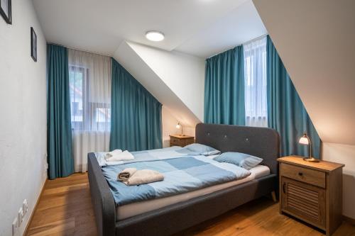 Кровать или кровати в номере Aparment Klara - 24h Reception - Washer - Fireplace - 2 Floors - Lots of attractions in the area