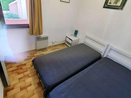 une petite chambre avec un lit et une fenêtre dans l'établissement Superbe T3 avec piscine, tennis, parking près de la plage pour 6 pers, terrasse au RDC - FR-1-607-2, au Cap d'Agde