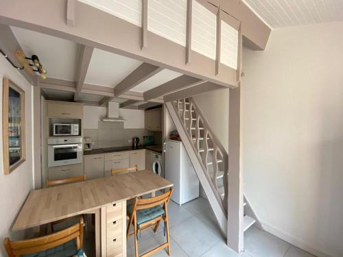 une cuisine avec une table à manger et un escalier dans l'établissement Villa rénovée avec grande terrasse, 5 pers, Capbreton - FR-1-413-164, à Capbreton
