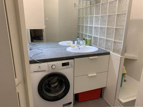 łazienka z umywalką i pralką w obiekcie Appartement 2 pièces à Hyères : Port, grande terrasse 62m², proche plages, 4 pers., Wifi, commerces - FR-1-335-184 w Hyères