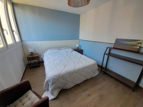 une chambre avec un lit, une chaise et un bureau dans l'établissement Appartement T2 rénové, à 2 pas de la plage avec parking, Wifi et animaux admis ! - FR-1-324A-55, à Saint-Hilaire-de-Riez