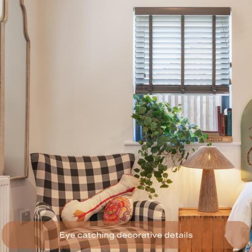a living room with a couch and a plant at The Mini Stylish Getaway in Corsley