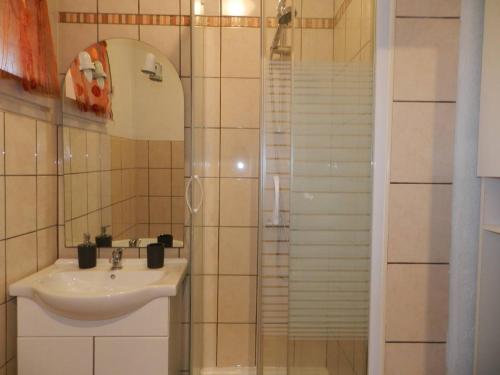 une salle de bain avec un lavabo et une douche dans l'établissement Studio climatisé, 4 couchages, proche plage et commerces - Bormes-les-Mimosas - FR-1-251-737, à Bormes-les-Mimosas