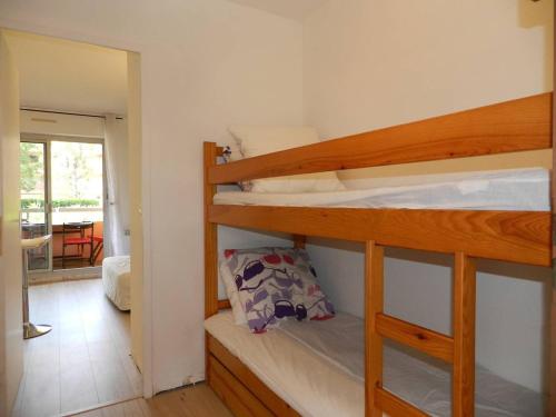 Cette chambre comprend 2 lits superposés et un couloir. dans l'établissement Studio climatisé, 4 couchages, proche plage et commerces - Bormes-les-Mimosas - FR-1-251-737, à Bormes-les-Mimosas