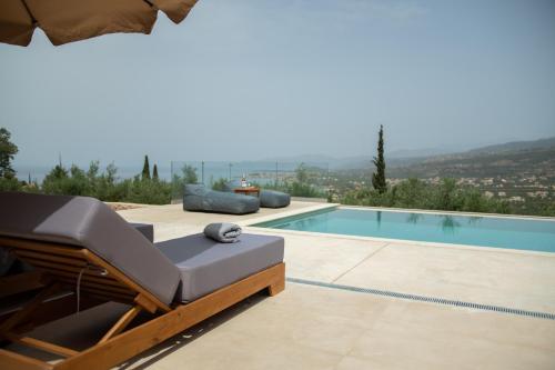 Bazén v ubytování Mani Senses Luxury Villa nebo v jeho okolí
