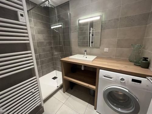 une salle de bain avec un lavabo et une machine à laver dans l'établissement Charmant T2 à 100m de la plage avec terrasse, parking privé et animaux admis - FR-1-324A-62, à Saint-Hilaire-de-Riez