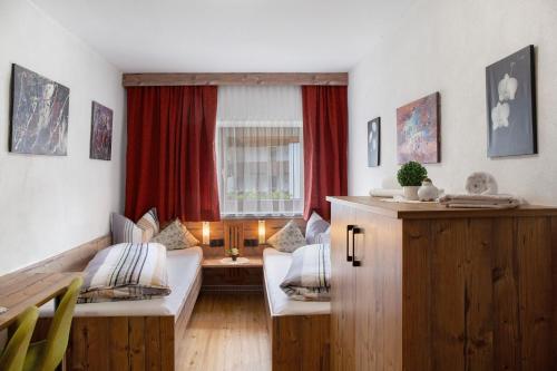 Ein Bett oder Betten in einem Zimmer der Unterkunft Ferienwohnung Piburgersee
