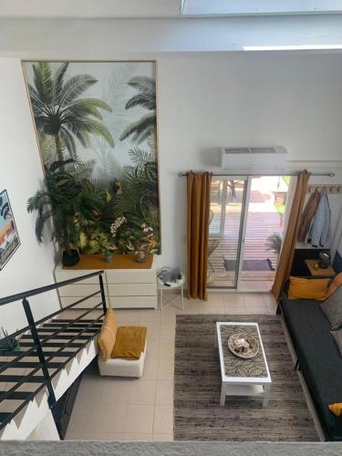 un salon avec un canapé et un tableau au mur dans l'établissement La baie d’Alon, à Saint-Cyr-sur-Mer