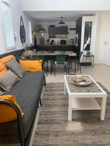 un salon avec un canapé et une table dans l'établissement La baie d’Alon, à Saint-Cyr-sur-Mer