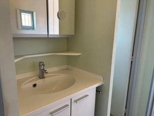 une salle de bain avec un lavabo et un miroir dans l'établissement Duplex climatisé avec 2 terrasses, garage, à 200m de la plage et proche commerces - Bormes-les-Mimosas - FR-1-251-733, à Bormes-les-Mimosas