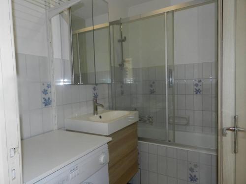 une salle de bain blanche avec un lavabo et une douche dans l'établissement Appartement 2 pièces avec terrasse et parking à 150m de la plage - FR-1-251-767, à Bormes-les-Mimosas