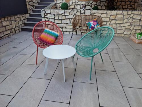 three chairs and a table on a patio at Da Chris e Lisa in Trento