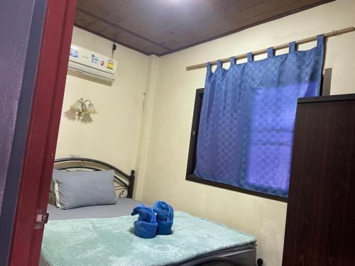 Katil atau katil-katil dalam bilik di SU house Koh Phangan