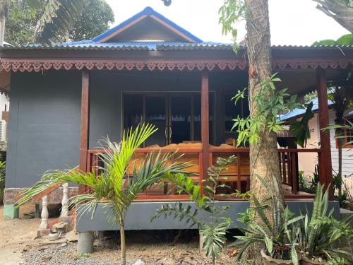 Taman di luar SU house Koh Phangan