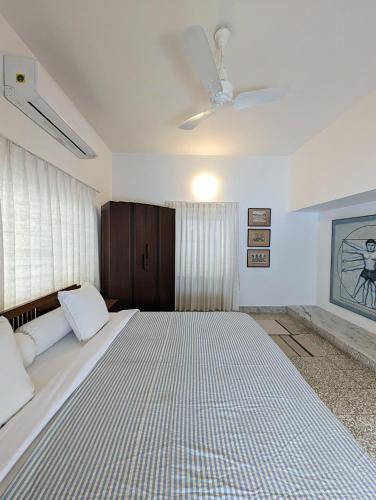 a bedroom with a large bed and a ceiling at Fouzdar House by LuxUnlock Private Villas in Ahmedabad