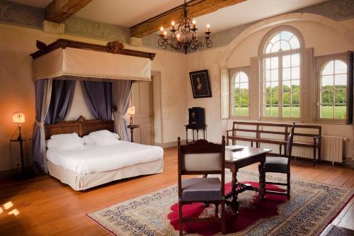 1 dormitorio con 1 cama, escritorio y ventanas en Le château de Bonnemare - Bed and breakfast, en Radepont