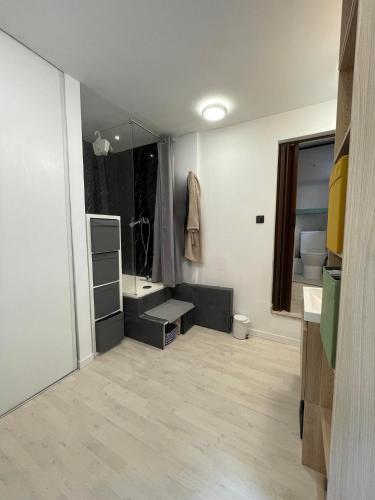 une salle de bain avec un lavabo et des toilettes dans l'établissement Petit cocon parisien ! Paris Centre - Gare du Nord, à Paris