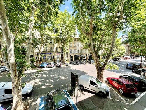 une rue avec des voitures garées dans un parking dans l'établissement Studio Lumineux avec Terrasse, à Aix-en-Provence