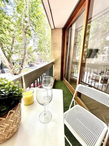 - un verre de vin assis sur une table sur un balcon dans l'établissement Studio Lumineux avec Terrasse, à Aix-en-Provence
