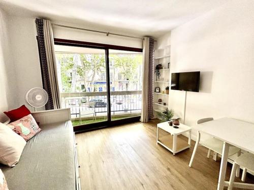 un salon avec un canapé et une table dans l'établissement Studio Lumineux avec Terrasse, à Aix-en-Provence