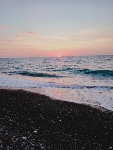 a sunset on the beach with the ocean at JUNGLE GYM LA UNION Prana fan kubo 2 pax in Rimus