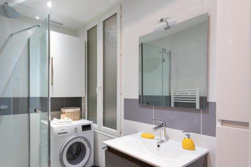 une salle de bain avec une machine à laver et un lavabo dans l'établissement L12 Port window 1Bedroom Wifi 5mins beach & Nice's Cap, à Nice