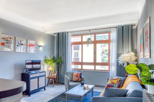 un salon avec un canapé et une fenêtre dans l'établissement L12 Port window 1Bedroom Wifi 5mins beach & Nice's Cap, à Nice