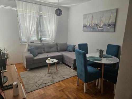 Χώρος καθιστικού στο Apartman Odmor012