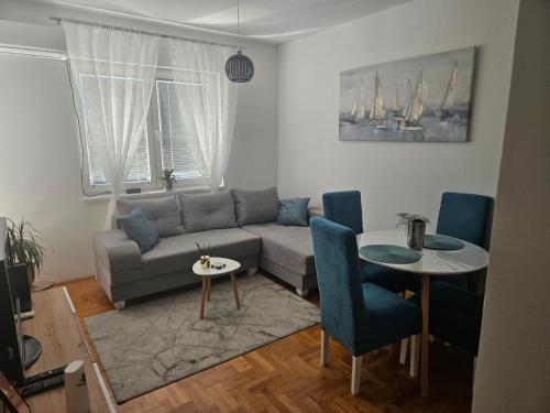 Χώρος καθιστικού στο Apartman Odmor012