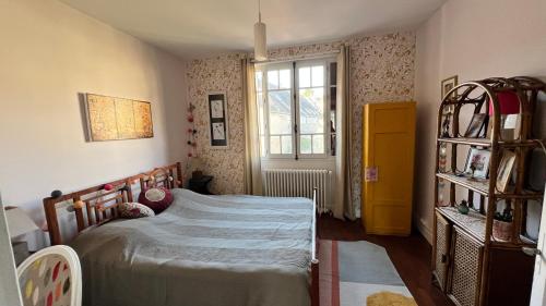 une chambre avec un lit et une fenêtre dans l'établissement Le Logis des Ais, à La Charité-sur-Loire