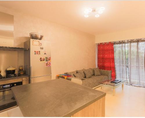 Il dispose d'une cuisine et d'un salon avec un canapé et un réfrigérateur. dans l'établissement La Lanterne Plage, à Nice