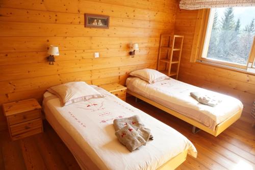 - une chambre avec 2 lits dans une cabane en rondins dans l'établissement Domaine de La Croix de Javernaz, à Villars-sur-Ollon