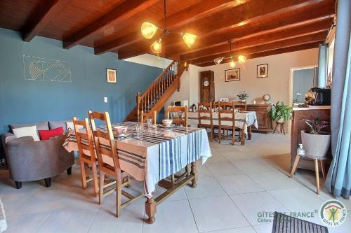 une salle à manger avec une table et quelques chaises dans l'établissement La vieux ville, à Trégomeur
