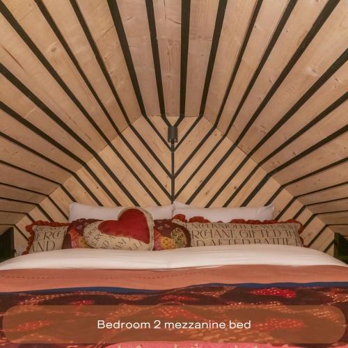 a room with a bed in a yurt at The Mini Stylish Getaway in Corsley