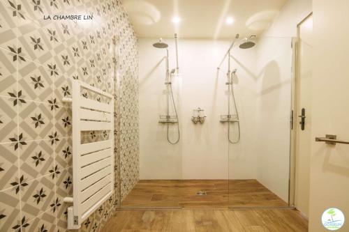 Ένα μπάνιο στο Villa avec Piscine Parentis en Born 13 personnes