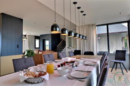 une salle à manger avec une table sur laquelle se trouve de la nourriture dans l'établissement Les dunes, à Saint-Lunaire