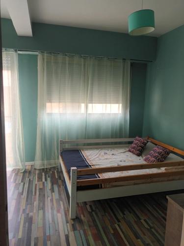 - une chambre avec un grand lit en face d'une fenêtre dans l'établissement La Lanterne Plage, à Nice